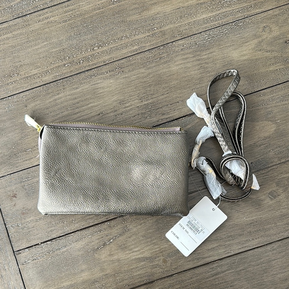 Sleek Silver Wallet with Suede Texture and Zipper Closure